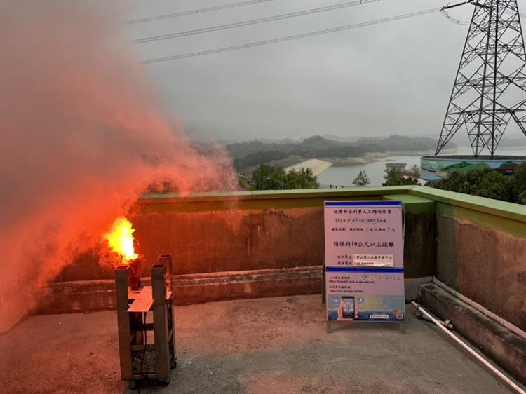 鋒面雲系逐漸接近，水利署進行第一波人工增雨-寶二水庫