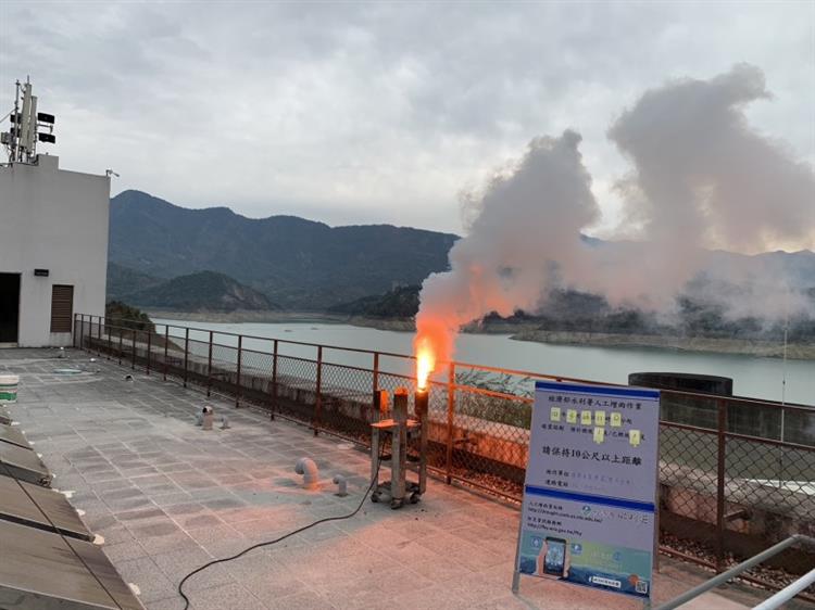 把握鋒面通過台灣 水利署持續進行人工增雨作業-曾文水庫11點施放