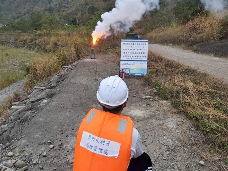 把握鋒面通過台灣 水利署持續進行人工增雨作業-旗山11點施放