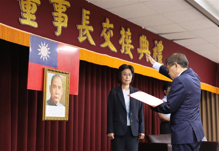 台糖公司新任董事長楊明州在經濟部主秘陳怡鈴的見證下，宣誓就職。