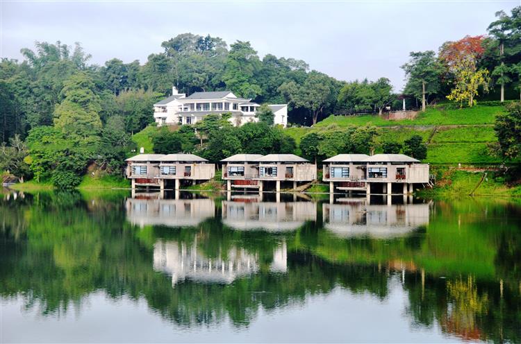 112年6月30日前於平日入住台糖柳營尖山埤渡假村醉月小樓，優惠價只要6000元。