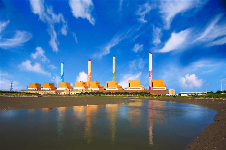 台中電廠將於2025年及2026年各上線1部燃氣機組，取代現有的4部燃煤機組，將「10部燃煤」改為「2氣6煤」的運轉模式。