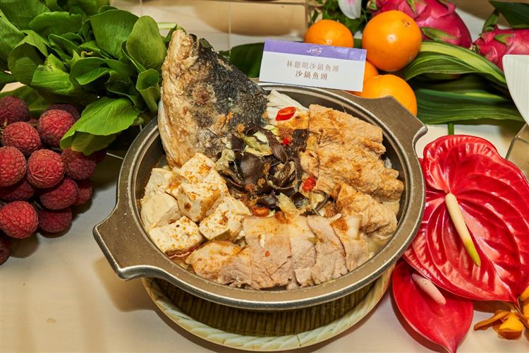 嘉義人氣排隊名店「林聰明沙鍋魚頭」，熱騰騰的餐點，鮮美飽滿的用料！