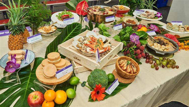 現場邀集最具代表性臺灣美食及古早飲品與獨具特色糕餅及甜點，邀您一同品嚐美食盛宴饗幸福。