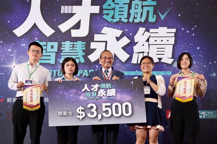 工業局連錦漳局長頒發獎勵金給予高分青年獲證者，期許青年進入職場發揮專業所學，為產業升級努力
