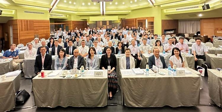經濟部生醫領航產業交流會王部長率經濟部同仁合照1
