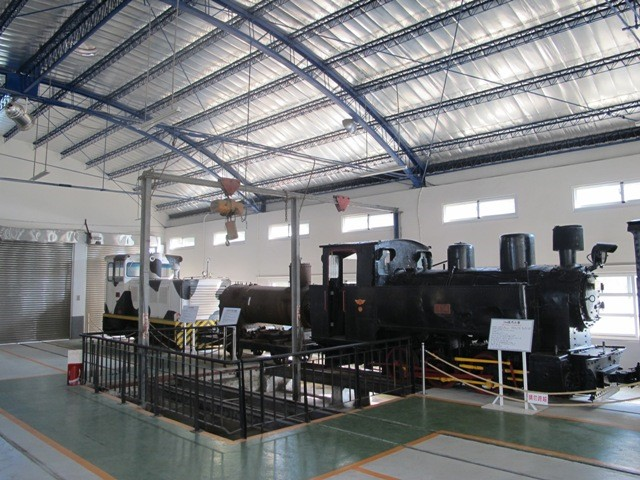 台糖溪湖糖廠蒸汽火車展示館，展示台糖公司早期蒸汽火車頭、機關車、糖廠老照片及鐵道設施等。
