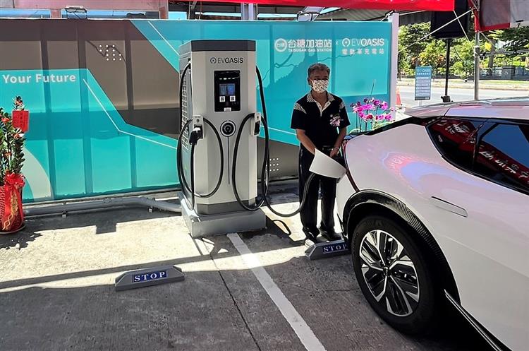 台糖響應國家淨零排放政策，持續於加油站設置電動車充電樁。