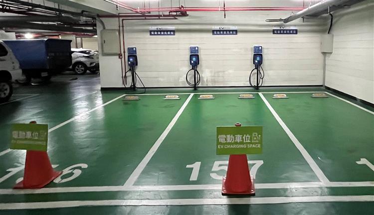 台糖響應國家淨零排放政策，廣設電動車充電樁，圖為台糖長榮酒店地下停車場。