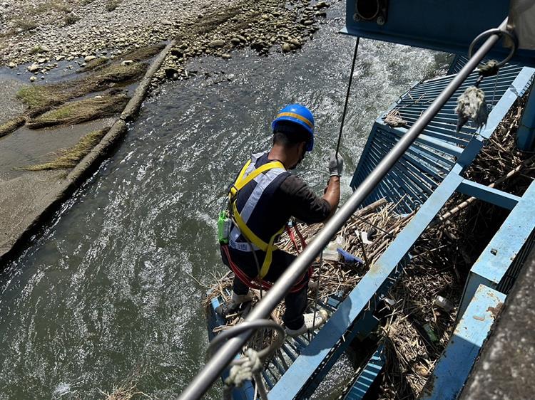 海葵颱風威脅台灣東北部 台水防颱整備已就位-豐原給水廠食水嵙溪備援水源取水口清理