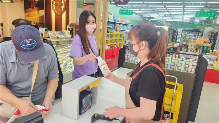 台糖75%清潔用酒精即日起上市，民眾可至台糖蜜鄰超市及營業所選購。