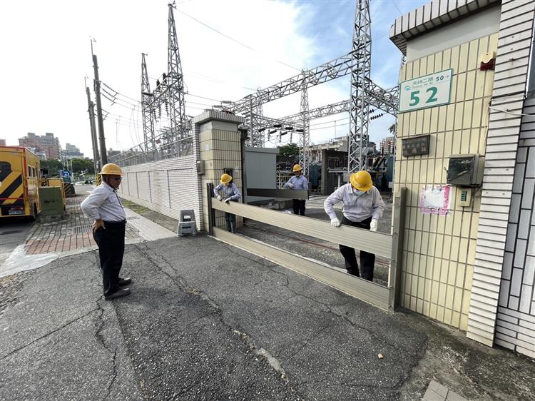 台電針對較低漥地區的變電所做好擋水措施、備妥沙包。