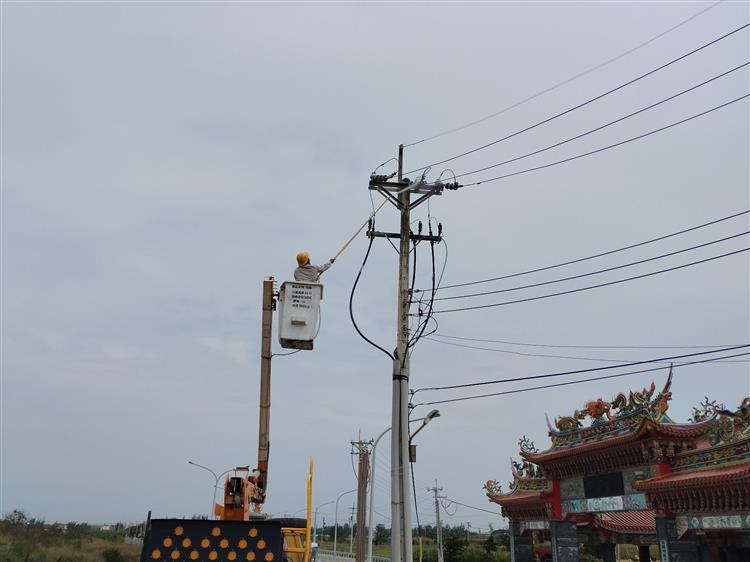台電全力動員投入彰雲嘉鹽塵重災搶修，盡早恢復供電