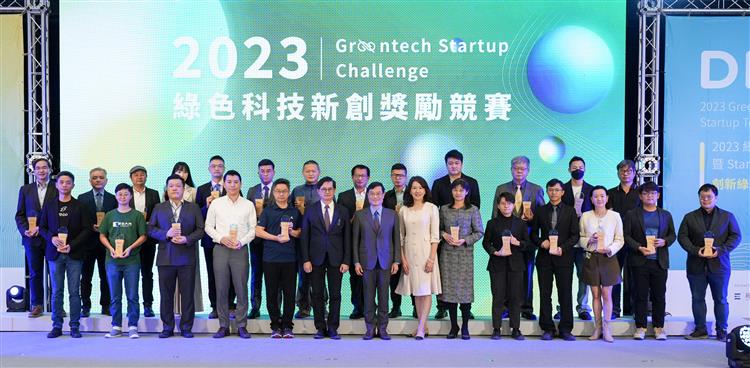 陳次長頒發獎盃予獲獎新創，肯定新創與企業合作共創的努力