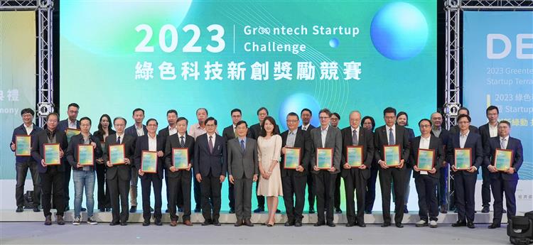 陳次長頒發感謝狀予競賽出題企業，感謝企業在競賽中對新創的協助