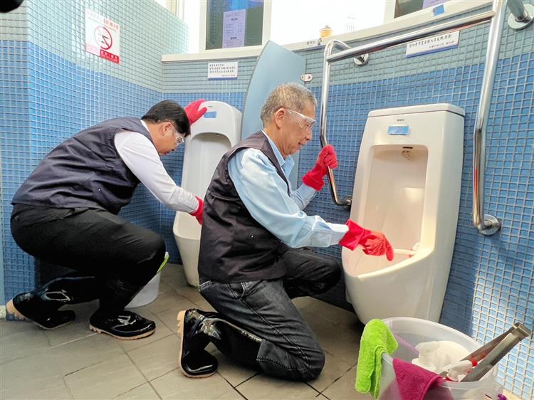 世界廁所日 台灣中油清掃總動員 歡迎大家一起「來中油 好方便」