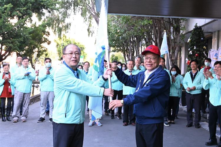 台水歡慶五十週年  13區處單車環島接力象徵世代傳承-董事長授公司旗