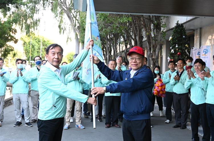 台水歡慶五十週年  13區處單車環島接力象徵世代傳承-董事長授活動旗