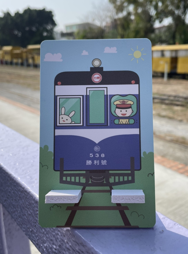 兒童節當天台糖新營鐵道文化園區推出加碼活動，贈品為限量人氣列車勝利號Q版手機架。