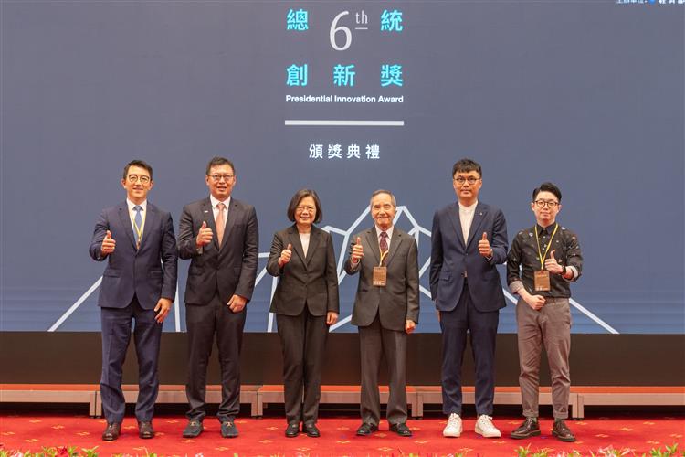 總統蔡英文與第六屆總統創新獎得獎者合影。