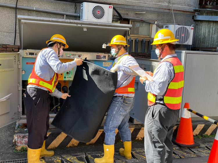 圖說：台電各區處均已完成各項準備工作，包括包含運用紅外線攝錄影像熱分析儀等檢測設備巡視監測供電饋線，並整備搶修人力。