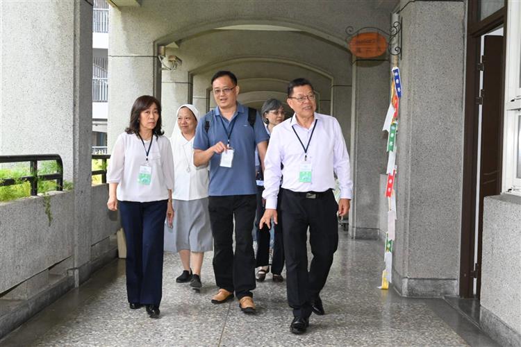 台水評價職位人員筆試今登場 試用期滿薪3萬以上-台水董事長李嘉榮與副總經理蕭淑貞至考場巡視01
