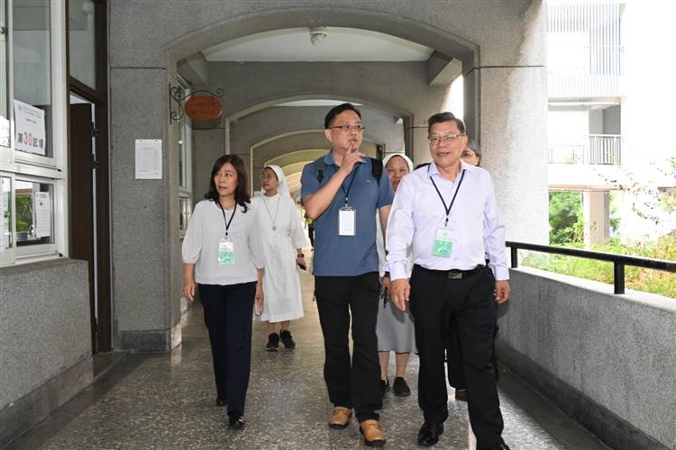 台水評價職位人員筆試今登場 試用期滿薪3萬以上-台水董事長李嘉榮與副總經理蕭淑貞至考場巡視02