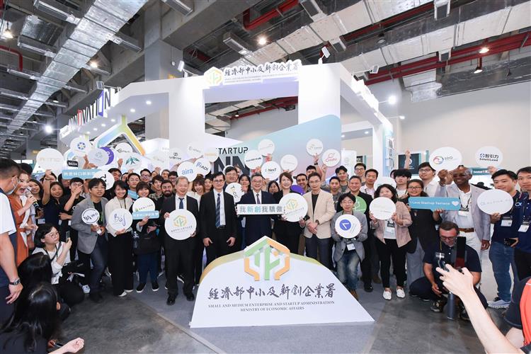 行政院院長卓榮泰蒞臨中企署主題館並與參展新創團隊合影