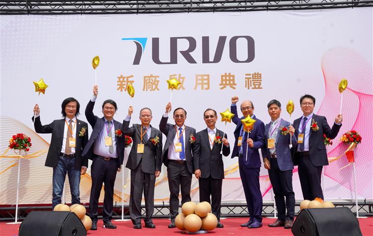 經濟部產業園區管理局臺中分局紀世宗分局長(左3)、宇隆科技股份有限公司劉俊昌董事長(左4)、宇隆科技股份有限公司蔡銘東總經理(右3)及與會貴賓合影留念