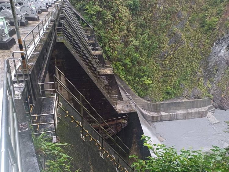 圖說：台電水力電廠將視降雨量對水庫蓄水影響，進行調節性放水，同時進行排砂。圖為大觀電廠武界壩。