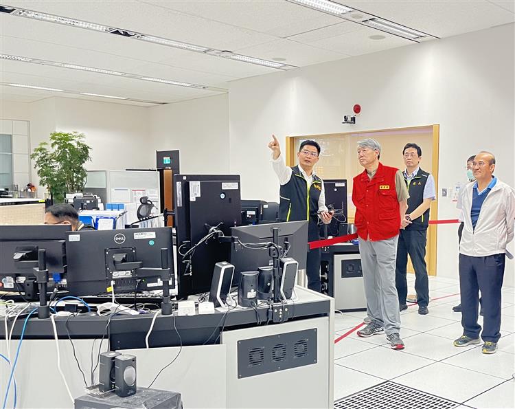 經濟部部長郭智輝今日視察台電中央電力調度中心。