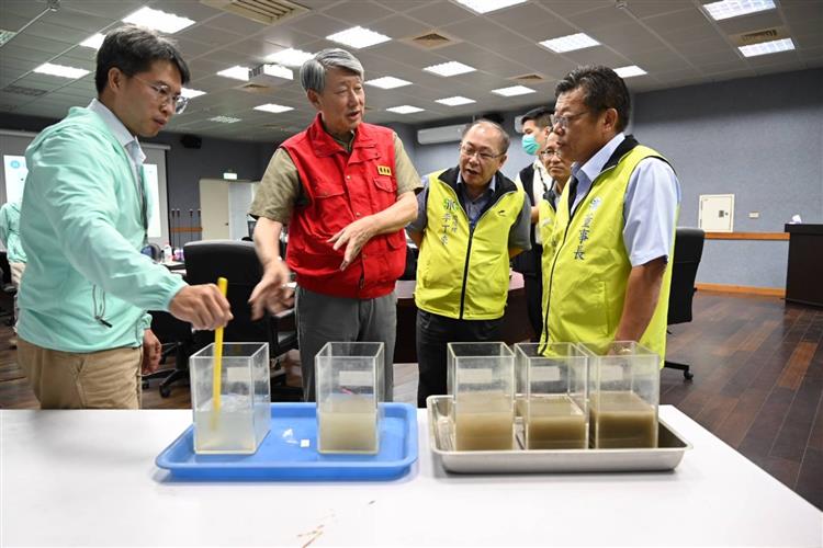 經濟部郭部長視察大湳淨水場-向部長說明原水濁度杯瓶試驗