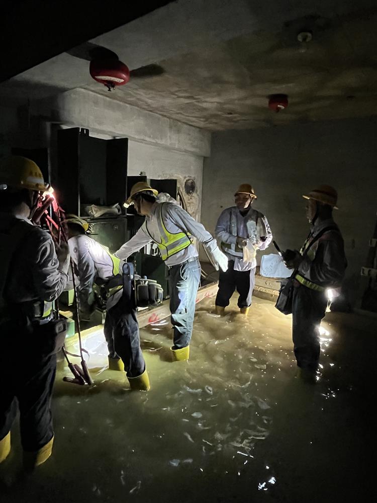 淹水造成多處大樓地下配電室設備受損，待抽除積水後，還須逐一將泡水設備洗淨、擦拭、點檢，台電將全力搶修也盼民眾體諒。