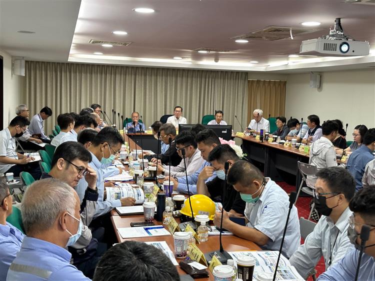 楊志清署長邀請林園產業園區石化業者、本部園管局、國營司及高雄市政府相關單位代表，在林園產業園區服務中心舉行「林園產業園區石化廠智慧轉型說明會議」。