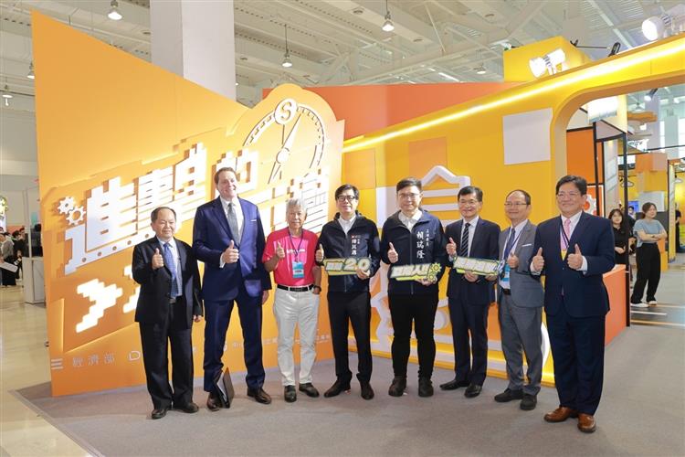 圖說1經濟部何晉滄次長(右三) 高雄市陳其邁市長(左四)蒞臨進擊的亞灣主題館合影