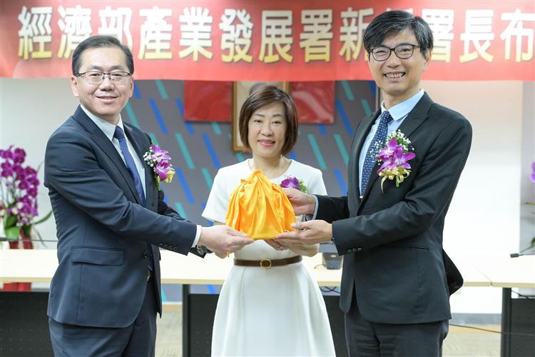 經濟部產業發展署於本(26)日舉行新舊署長交接儀式，新任邱署長求慧(右一)。