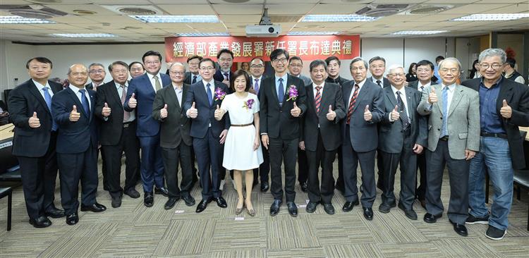 經濟部產業發展署於本(26)日舉行新舊署長交接儀式，新任邱署長求慧與來賓合影。
