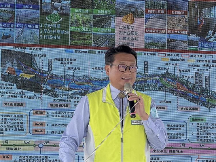 3水利署攜手台積電舉辧濁水溪植樹活動改善揚塵-四河分署長李友平簡報濁水溪揚塵防治成效