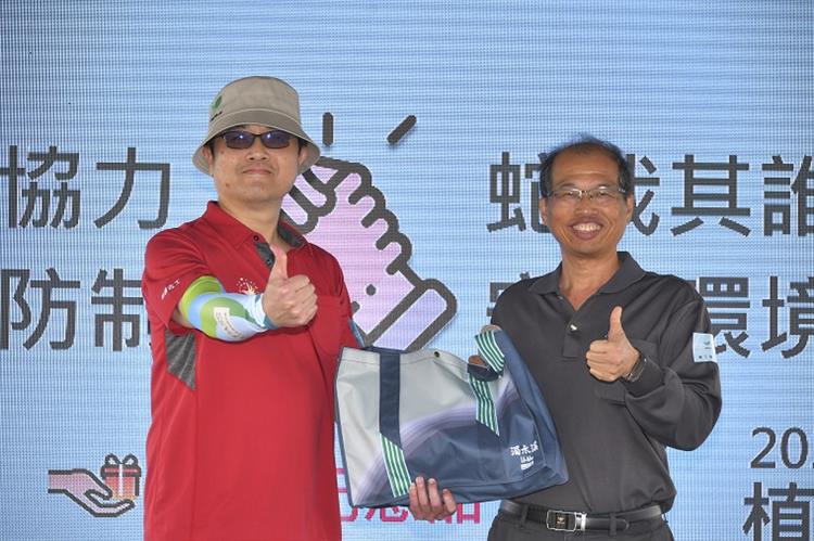 5水利署攜手台積電舉辧濁水溪植樹活動改善揚塵-陳副總春宏與台積電經理交換紀念品