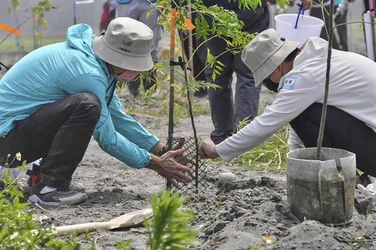 8水利署攜手台積電舉辧濁水溪植樹活動改善揚塵