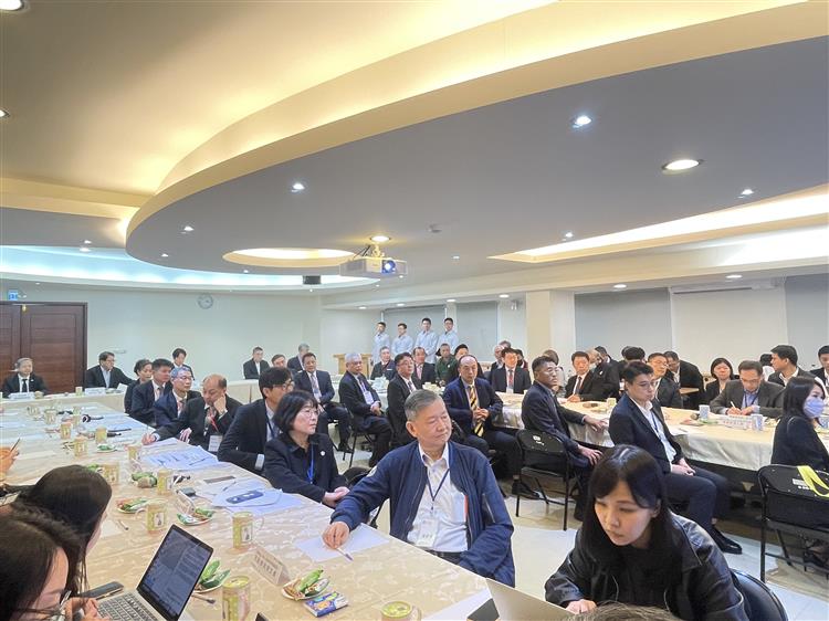 產業傾聽之旅賴總統與產業代表溝通意見了解問題。