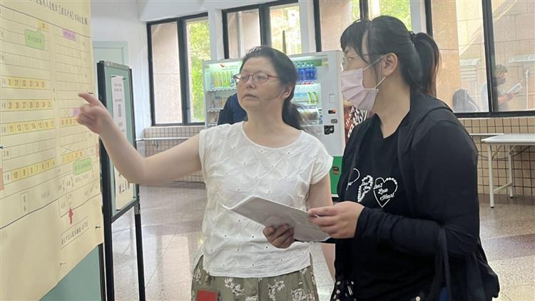 圖說：台電2025新進僱用人員甄試登場，考生於入場前確認考場位置。
