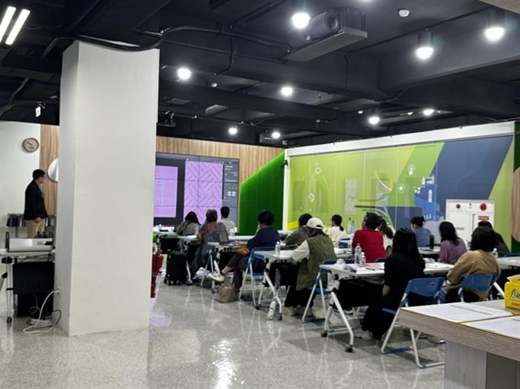 經濟部產業技術司郭肇中司長表示，為培育百工百業AI人才，經濟部自去(113)年5月開始，透過線上及實體的教學，已培養近７萬名AI人才