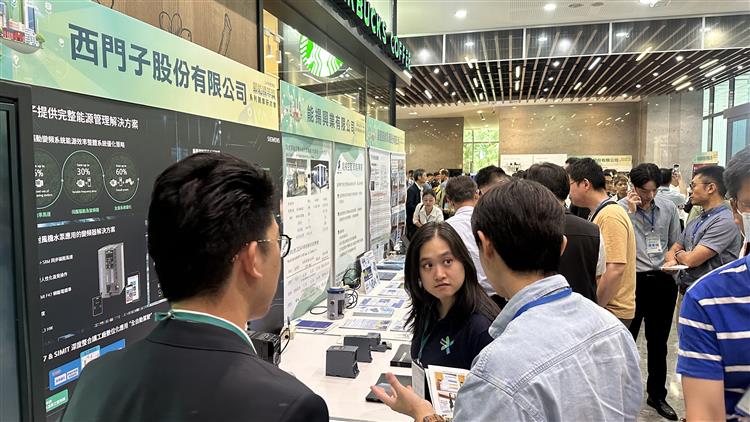 節能標竿獎觀摩會前進日月光半導體，場外展示 ESCO 專業輔導，推廣節能策略，獲得熱烈迴響。
