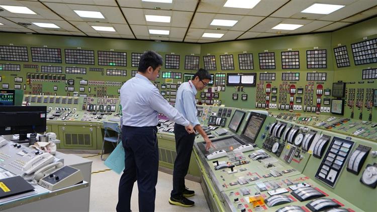 核三2號機今日40年運轉執照到期停機，下午1時起機組逐步降載，圖為電廠控制室降載確認作業。
