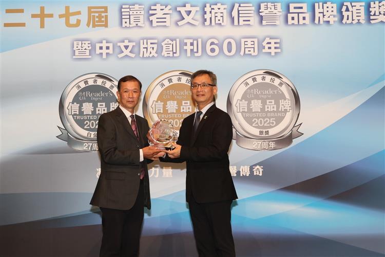 國光牌潤滑油第四度獲讀者文摘頒發信譽品牌白金獎，由台灣中油潤滑油事業部事業部副執行長林有明（左）代表受獎。圖/讀者文摘提供