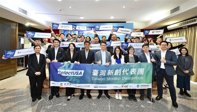 圖、經濟部中小及新創企業署李冠志署長(左4)、產業技術司郭肇中司長(左5)及赴美新創企業一同合影