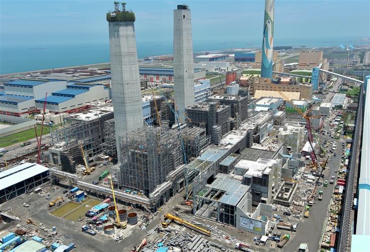 台中電廠近年因苗栗通霄電廠更新燃氣機組得以減煤600萬噸，台中市府卡關台中電廠新燃氣機組15個月期間，由其他電廠扛下發電責任，圖為台中電廠新燃氣機組