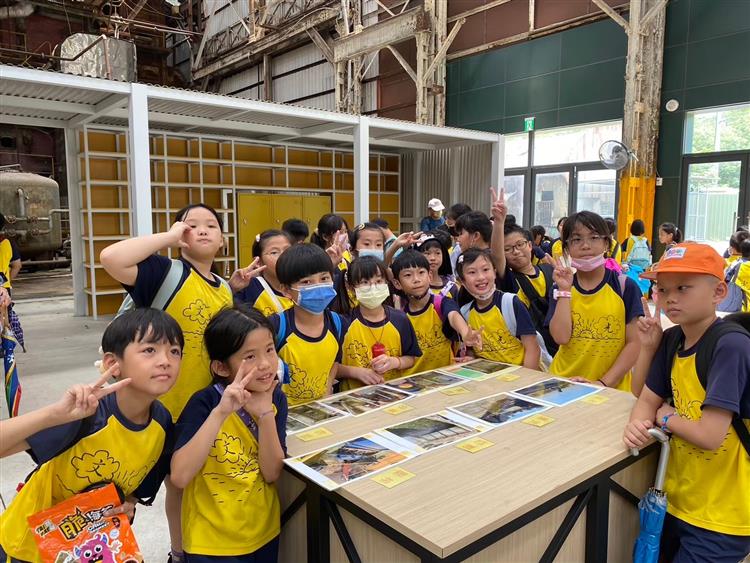 蒜頭糖廠以製糖文化為核心，規劃「甘蔗的傳人」、「五分車小小探險家」及「製糖高手」等情境式環教課程，搭配實地導覽，深入介紹臺灣糖業發展脈絡