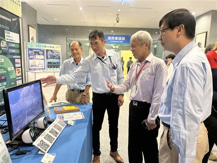 「ESCO協會楊秉純理事長與各業者熱絡交流」